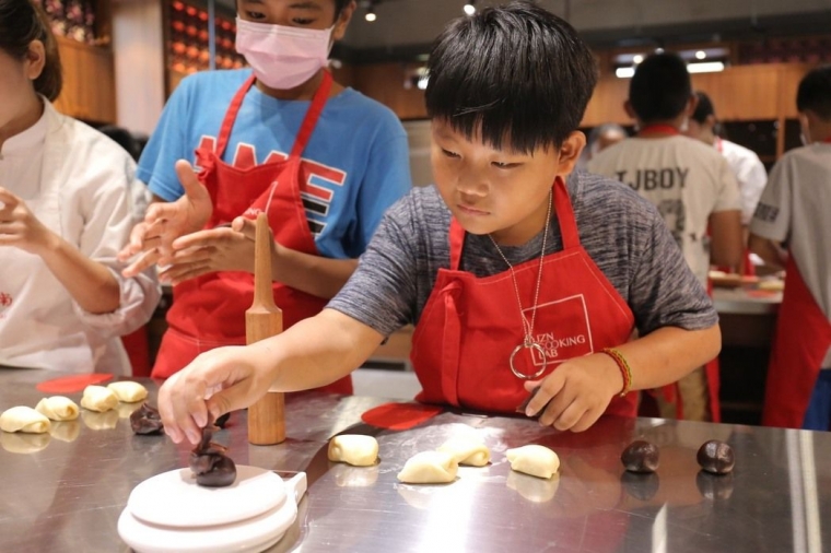 Old Zhennan invited local disadvantaged primary school children to experience baking hand-made