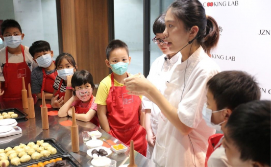 Old Zhennan invited local disadvantaged primary school children to experience baking hand-made