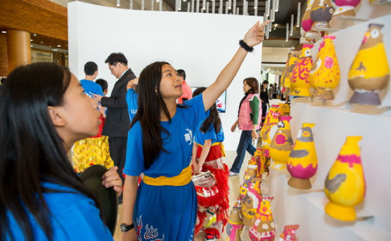 舊振南支持「感動雞」台灣南部37校兒童彩繪特展